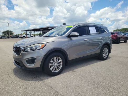 Used 2017 Kia Sorento FWD image 2