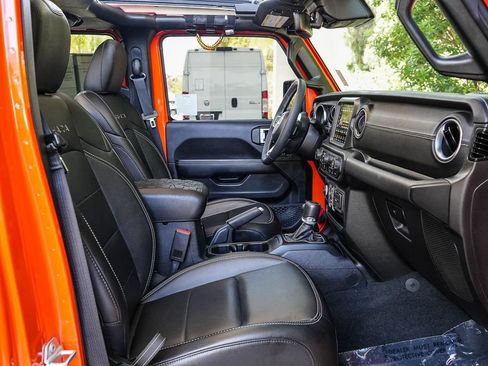 Used 2023 Jeep Wrangler Unlimited Sahara w/ Cold Weather Group AWD/4WD image 16