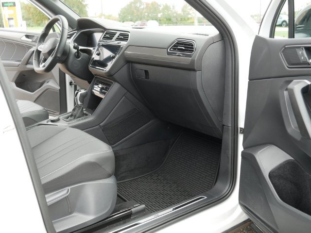 Certified 2024 Volkswagen Tiguan SE R-Line AWD/4WD image 18