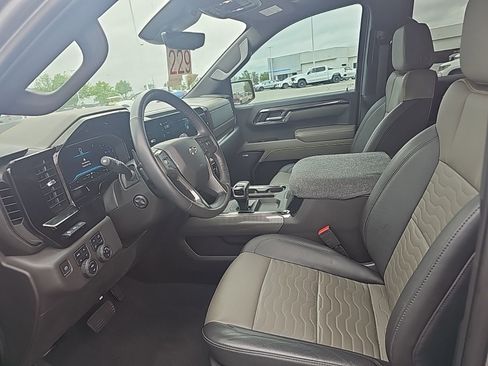 Used 2023 Chevrolet Silverado 1500 ZR2 w/ Technology Package AWD/4WD image 9