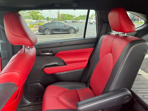 Used 2021 Toyota Highlander XSE AWD/4WD image 12