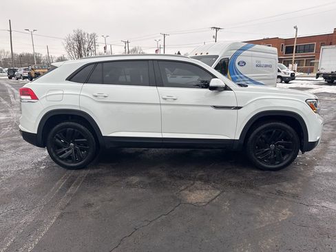 Used 2022 Volkswagen Atlas Cross Sport SE image 2