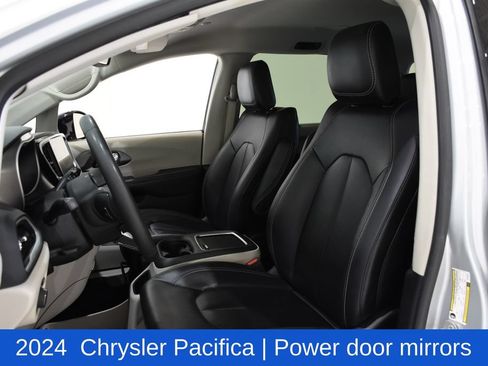 Used 2024 Chrysler Pacifica Touring-L FWD image 22