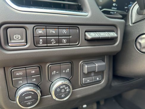 Used 2024 GMC Yukon XL AT4 w/ AT4 Premium Plus Package AWD/4WD image 22