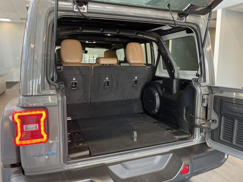 Used 2022 Jeep Wrangler Unlimited Rubicon 4xe w/ Cold Weather Group AWD/4WD image 35