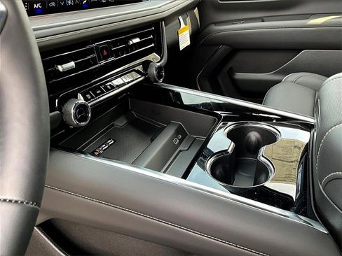 New 2025 Chevrolet Suburban Premier image 12