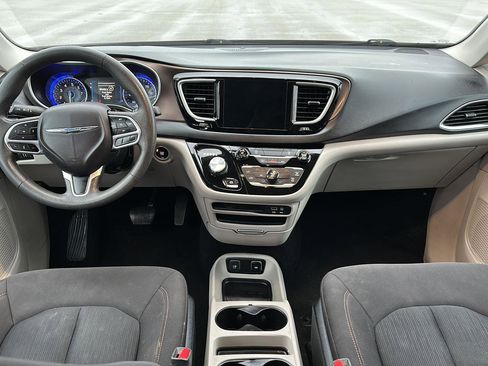 Used 2017 Chrysler Pacifica Touring w/ Tire & Wheel Group image 14