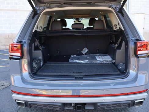New 2026 Volkswagen Atlas Peak Edition image 5