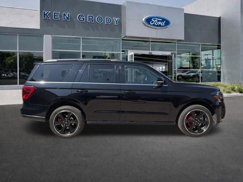 Used 2023 Ford Expedition Limited image 3