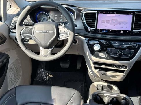 Used 2023 Chrysler Pacifica Touring-L FWD image 8