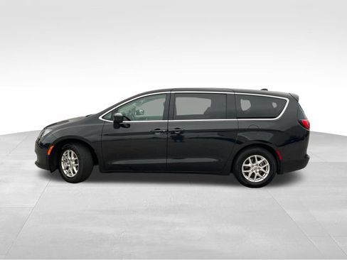 Used 2023 Chrysler Voyager LX FWD image 3