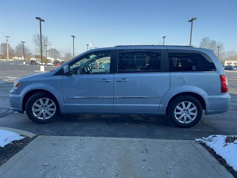 Used 2013 Chrysler Town & Country Touring image 4