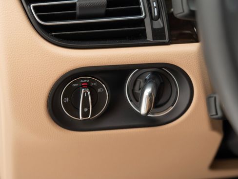 Certified 2025 Porsche Macan image 30