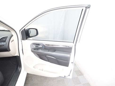 Used 2012 Chrysler Town & Country Touring image 15