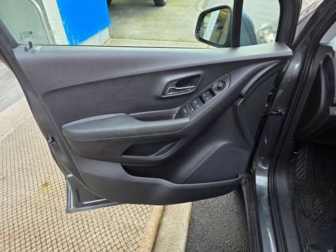 Used 2020 Chevrolet Trax LS w/ Tint and Cruise Package image 10