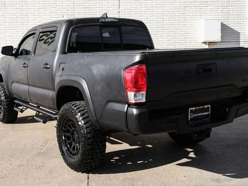 Used 2017 Toyota Tacoma SR5 w/ Tow Package image 8