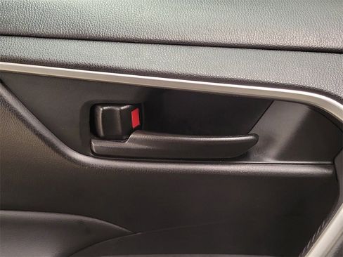 Used 2022 Toyota RAV4 LE image 28