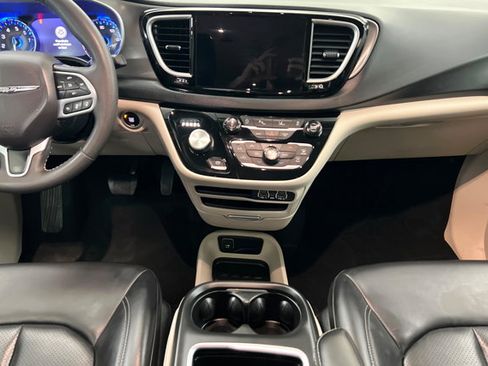 Used 2023 Chrysler Pacifica Touring-L FWD image 13