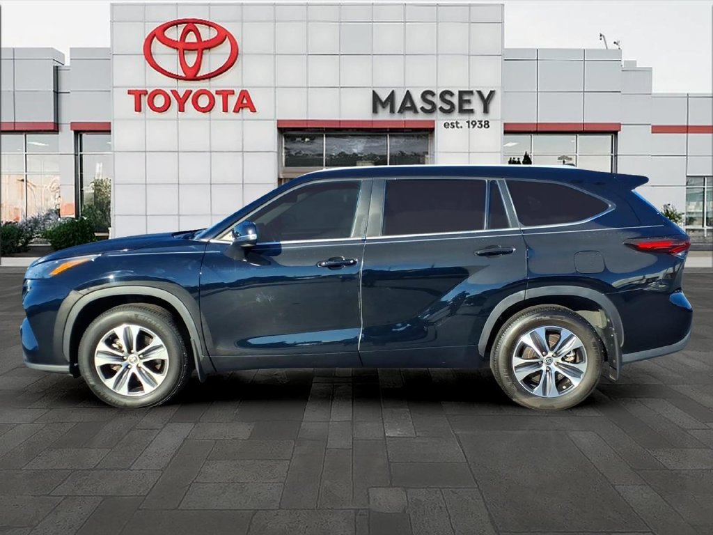 Used 2024 Toyota Highlander XLE FWD image 6