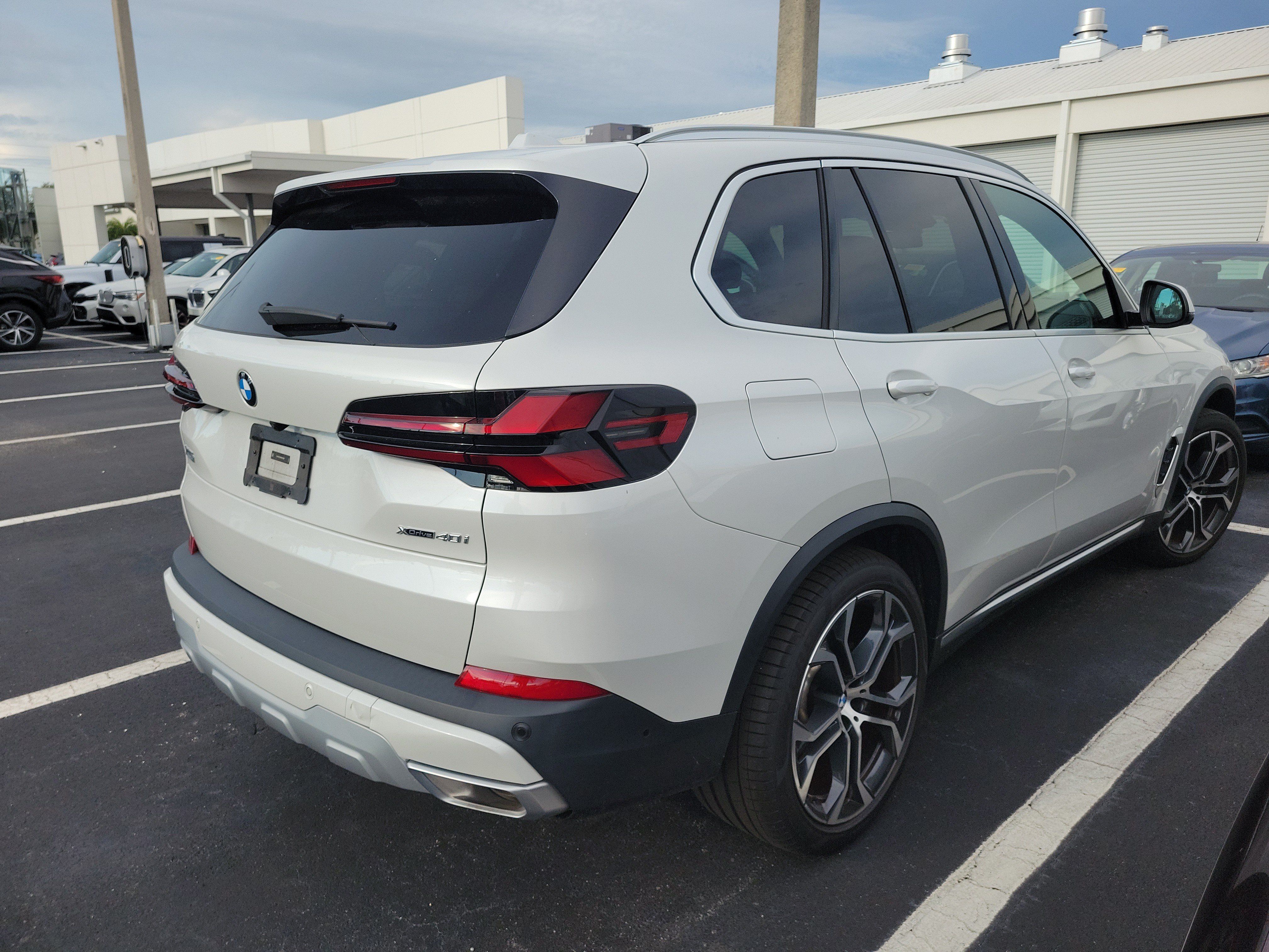 Used 2024 BMW X5 xDrive40i w/ Premium Package AWD/4WD image 3