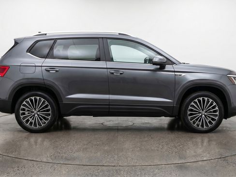 Used 2025 Volkswagen Taos SE image 11