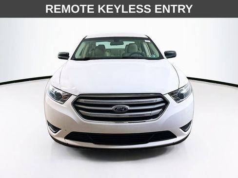 Used 2018 Ford Taurus SE image 3