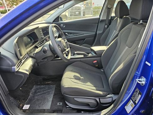 Used 2025 Hyundai Elantra SE image 18