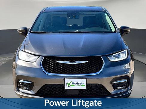 Used 2023 Chrysler Pacifica Touring-L FWD image 2