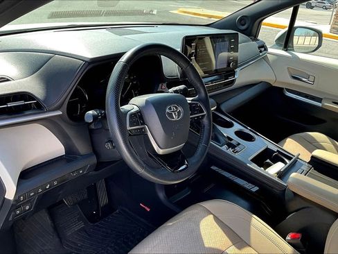 Used 2021 Toyota Sienna XLE image 9
