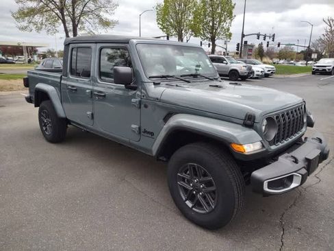 Used 2025 Jeep Gladiator Sport AWD/4WD image 3