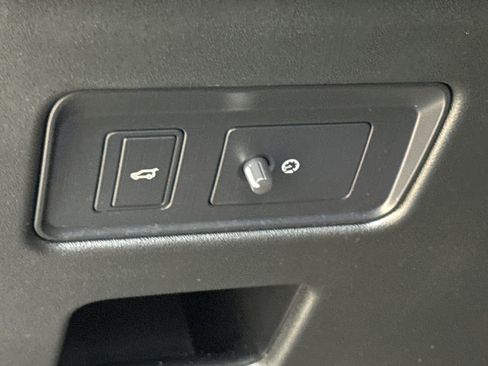 Used 2019 Land Rover Discovery SE image 22