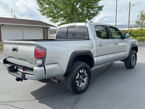 Used 2018 Toyota Tacoma TRD Off-Road AWD/4WD image 8