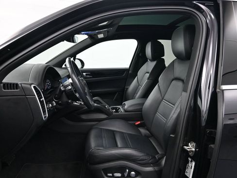 Used 2020 Porsche Cayenne image 5