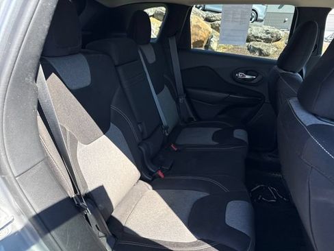 Used 2014 Jeep Cherokee Latitude w/ Cold Weather Group AWD/4WD image 12