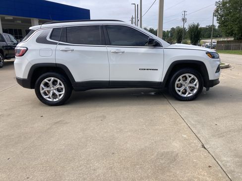 Used 2024 Jeep Compass Latitude w/ Mopar Graphics Package AWD/4WD image 4