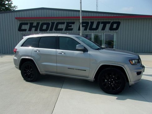 Used 2018 Jeep Grand Cherokee Altitude AWD/4WD image 2
