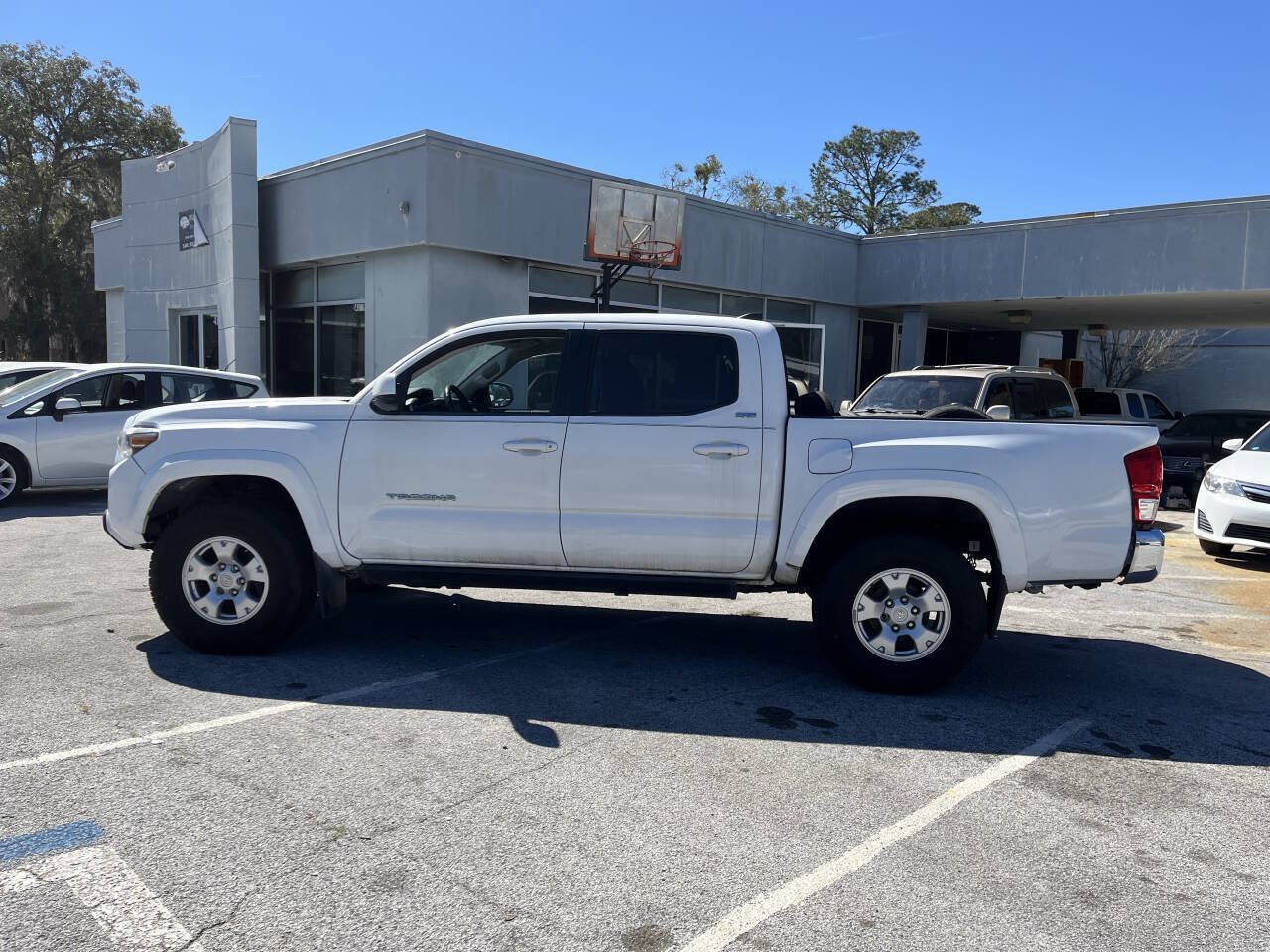 Used 2017 Toyota Tacoma SR5 w/ Tow Package AWD/4WD image 16