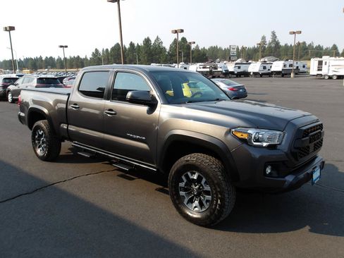 Used 2019 Toyota Tacoma TRD Off-Road AWD/4WD image 7