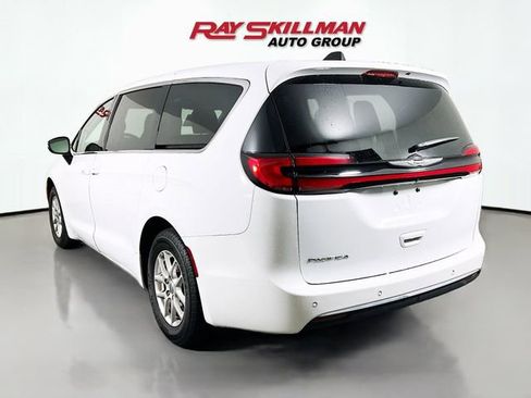 Used 2023 Chrysler Pacifica Touring-L FWD image 5