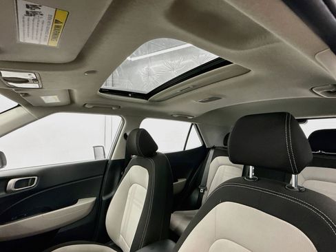 Used 2025 Hyundai Venue SEL FWD image 25