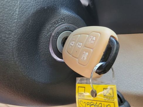 Used 2012 Toyota Camry LE image 27