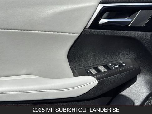 Used 2025 Mitsubishi Outlander SE FWD image 13