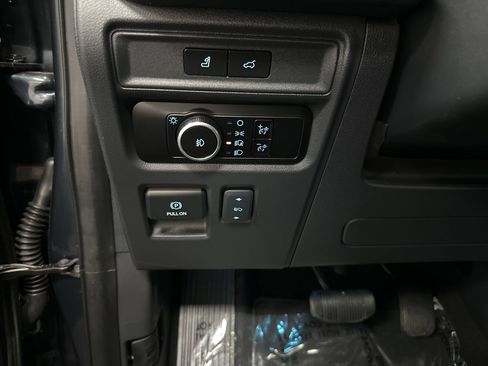 Used 2024 Ford Expedition Limited image 32