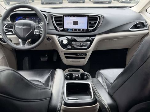 Used 2023 Chrysler Pacifica Touring-L image 3