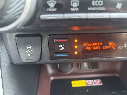 Used 2022 Toyota RAV4 Limited AWD/4WD image 3