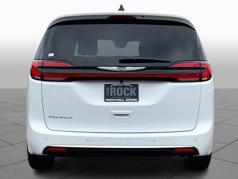 New 2026 Chrysler Pacifica Select image 4