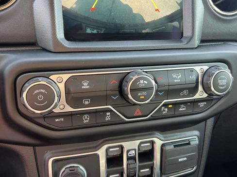Certified 2021 Jeep Wrangler Unlimited Sahara AWD/4WD image 28