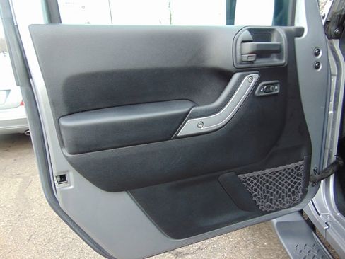 Used 2016 Jeep Wrangler Unlimited Sahara w/ Connectivity Group image 22