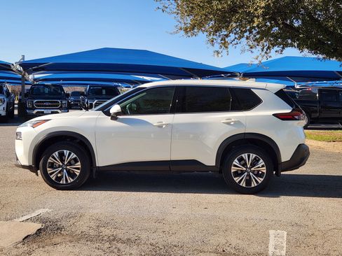 Used 2021 Nissan Rogue SV image 3