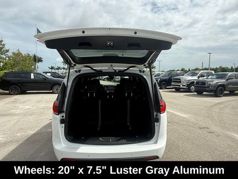 New 2026 Chrysler Pacifica Select image 33